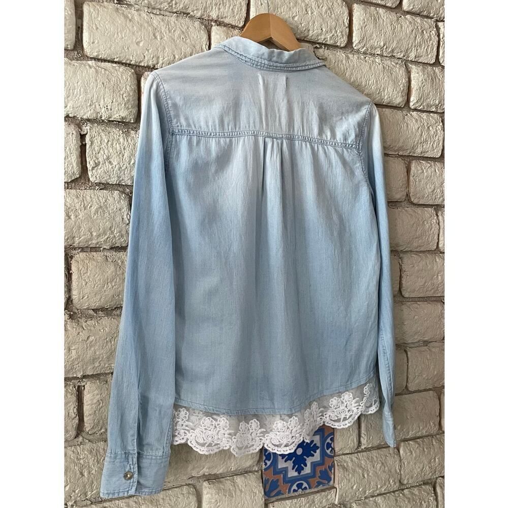 :‎ Hollister Light Wash Chambray Button-Up Shirt with White Lace Trim Size Small - Picture 3 of 9
